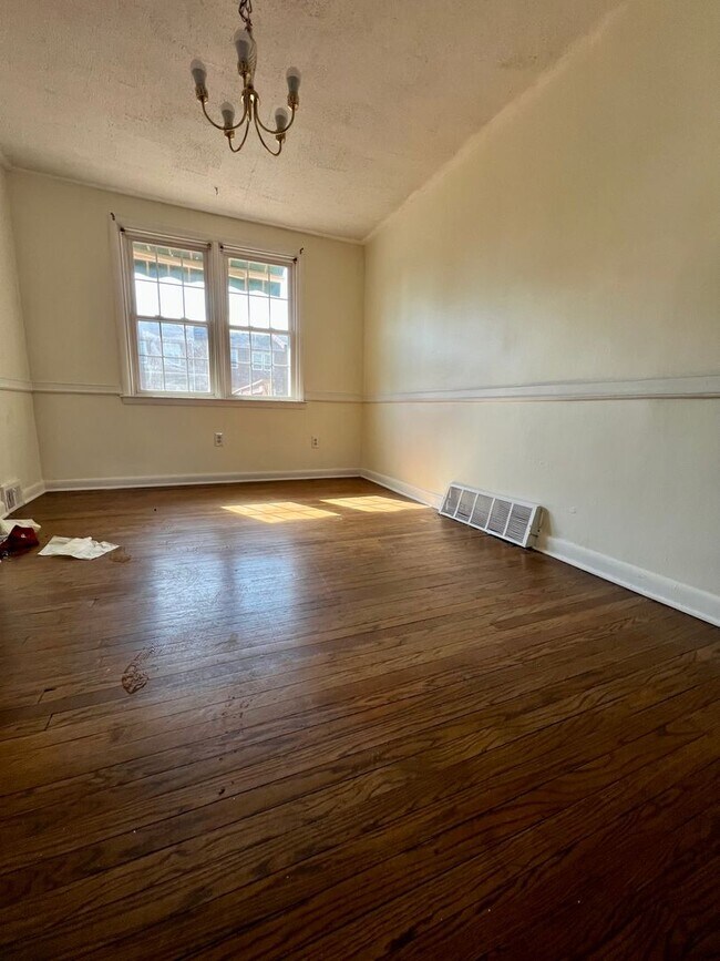 Building Photo - Stunning 3-Bedroom Townhome with Garage in Brookhaven! Available NOW!