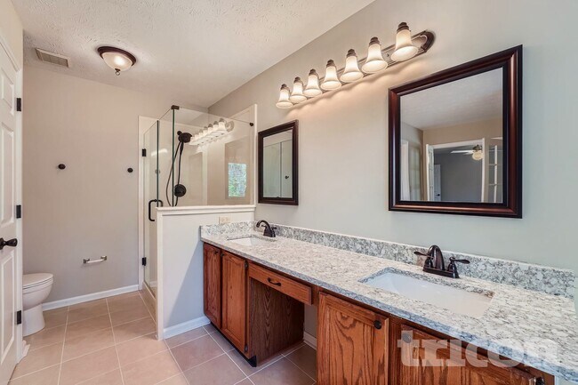 Building Photo - 10930 Pinehigh Dr