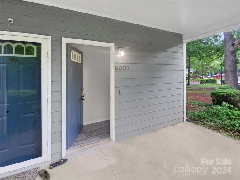 Entry - 6003 Treetop Ct
