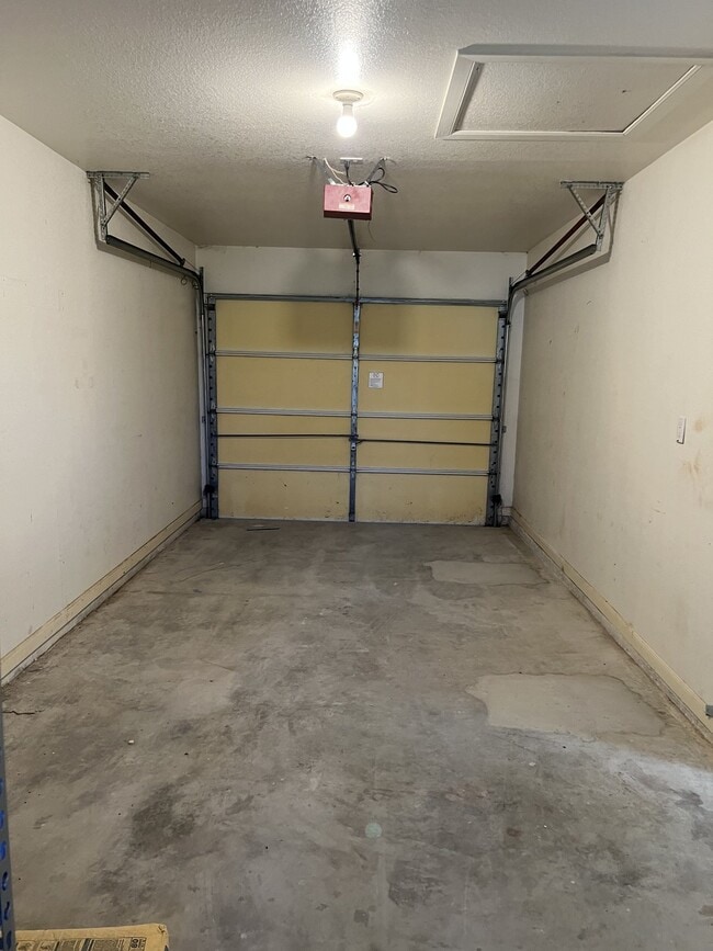 Building Photo - 326 Elm Dr