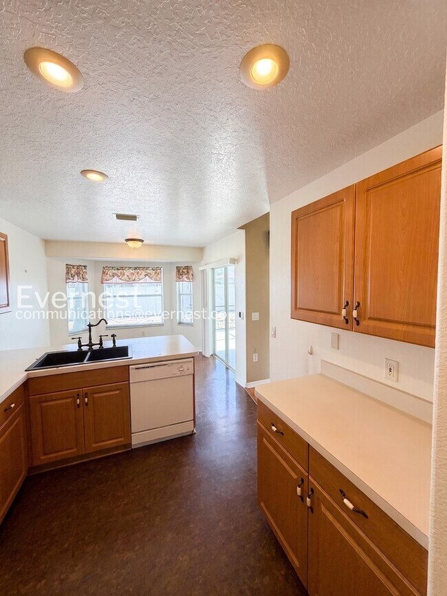 Building Photo - 3 Bed/2 Bath Home with Fenced Yard & Garage / Pet-Friendly / Available Soon!