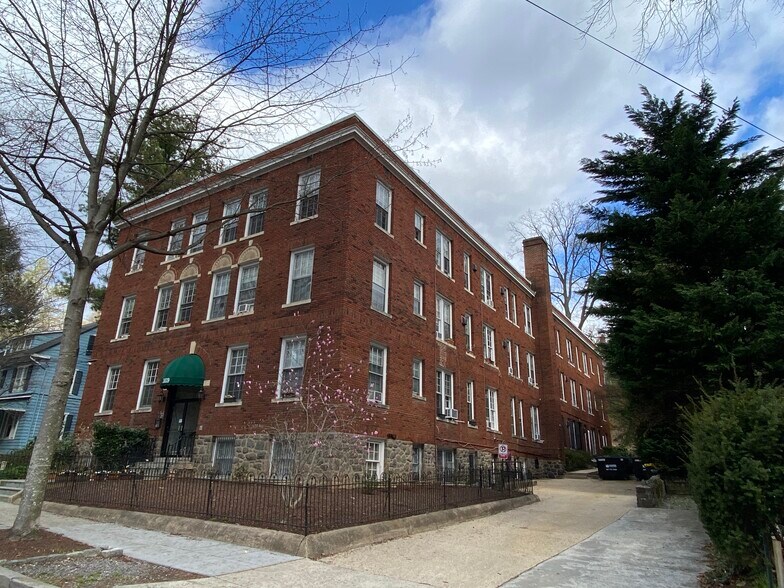 Building Photo - 3039 Macomb St NW