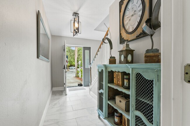 entry hallway - 574 Ryans Woods Ln