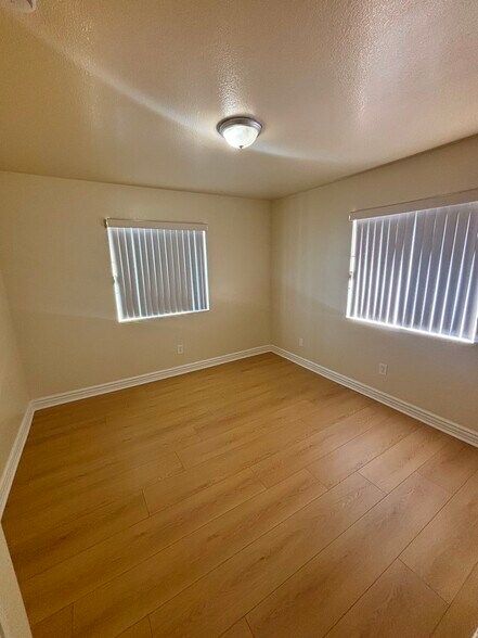 Building Photo - 828 W 71st St