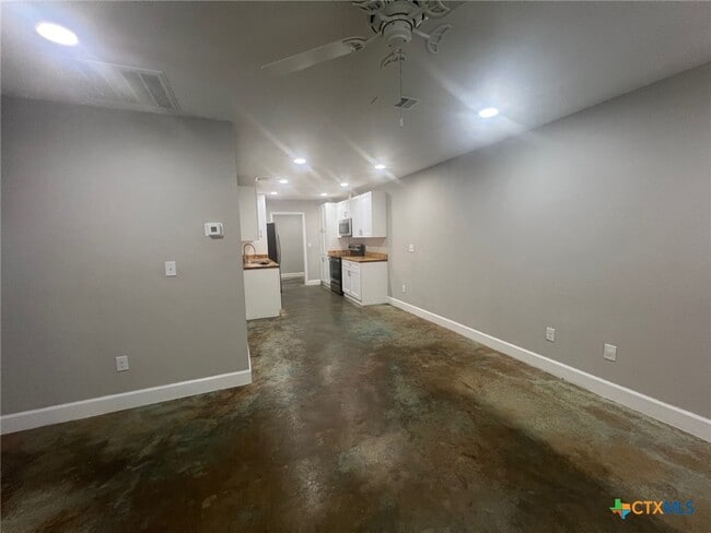 Building Photo - 661 W Austin St