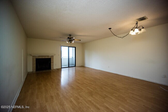 Building Photo - 1307 River Hills Cir E