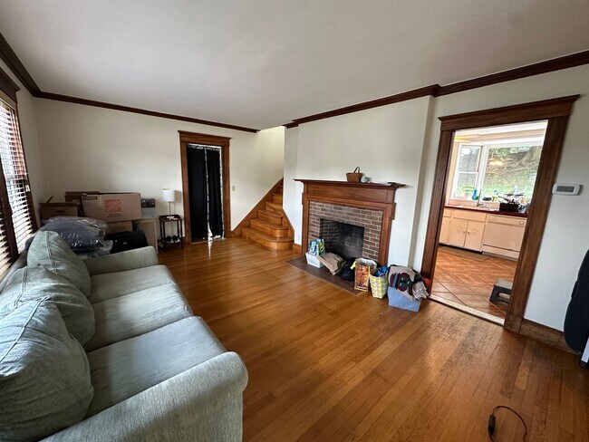 Building Photo - 3 Bed/1.5 Bath - Backyard - Off-Street Parking - Oak Square