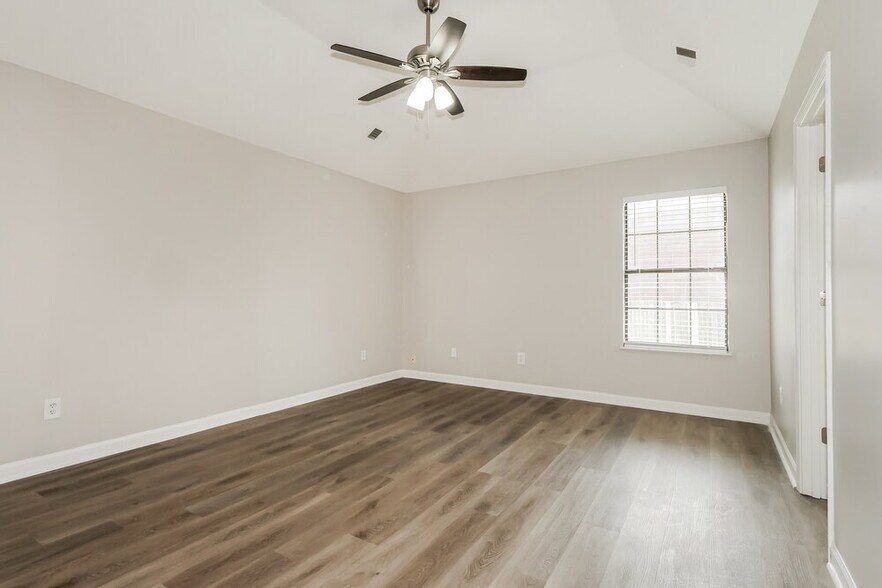 Building Photo - 10873 E Ridge Dr