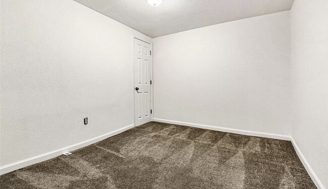 Building Photo - Furnished 3 bedroom 1 bathroom apartment