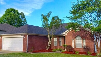 Building Photo - 2225 Redwood Dr