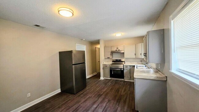 Building Photo - 220 Ebony Ln