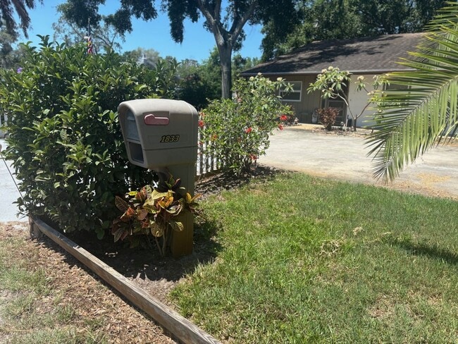 Building Photo - Quaint yet spacious 2/1 duplex avaliable f...