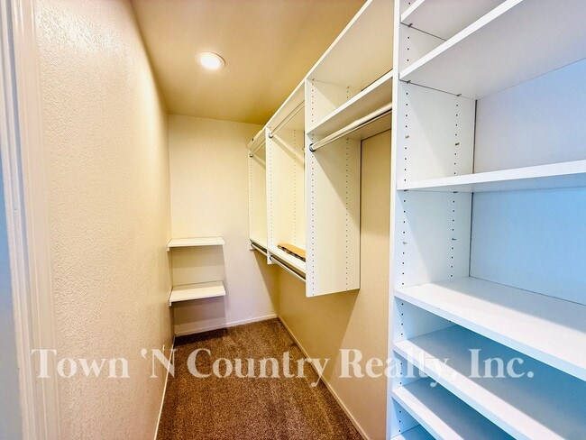 Building Photo - 22369 Ferdinand Ct