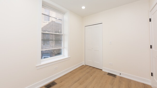 Building Photo - 2036 N Hoyne Ave