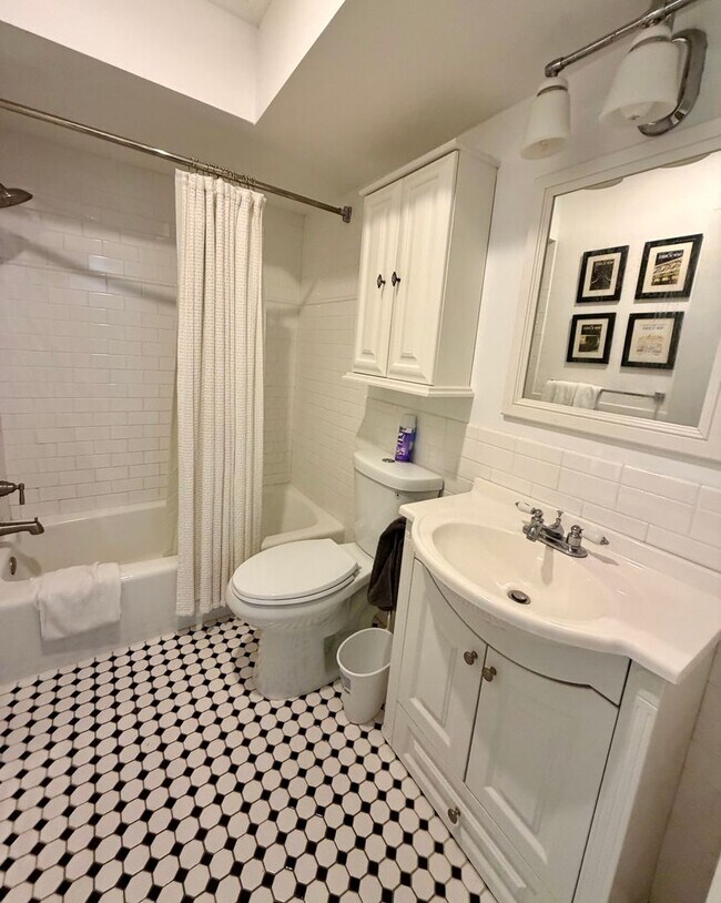 Building Photo - 3 bedroom 2.5 Bathroom Condo In Saddlebrook!