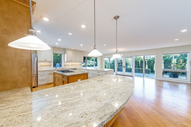 Building Photo - Spacious single level Home with A/C on the Golf Course!