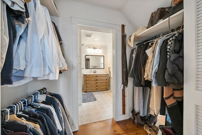 Building Photo - 71 King St