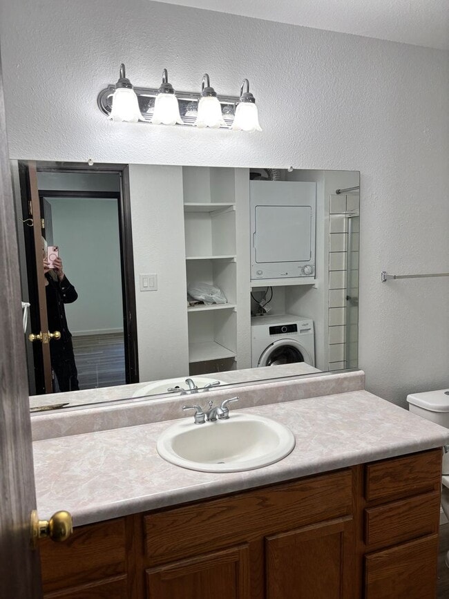 Building Photo - VERY NICE 2 BED/1 BATH 2ND FLOOR CONDO - N...