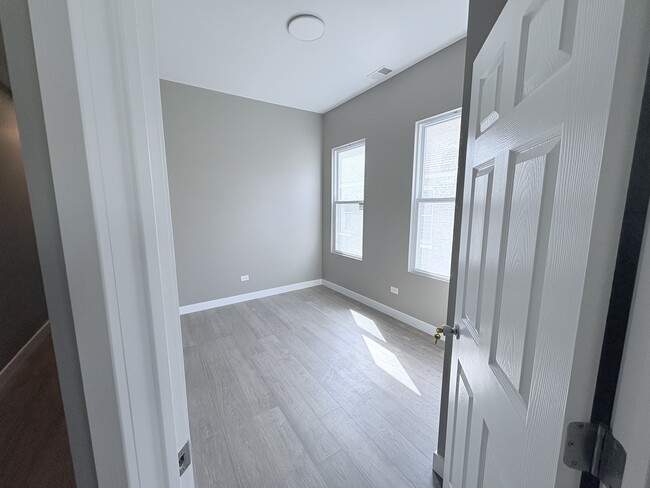 Building Photo - 5343 S Carpenter St