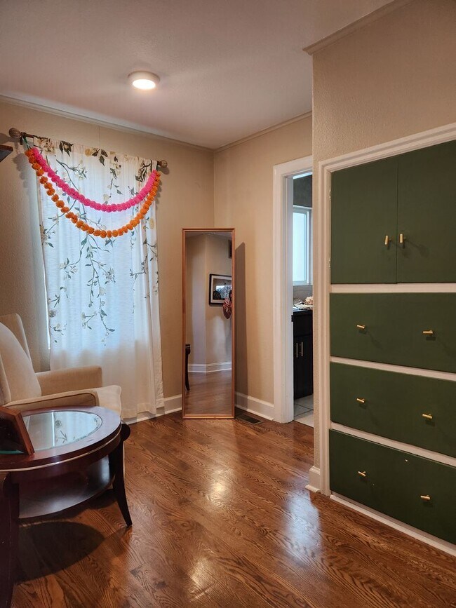 Building Photo - Victorian Style Home Rent Ready!!