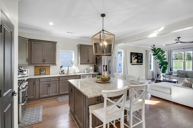 Building Photo - 647 Sire Ave