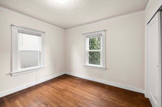 Building Photo - 2 bedroom 1 bath with full basement in Sellwood!