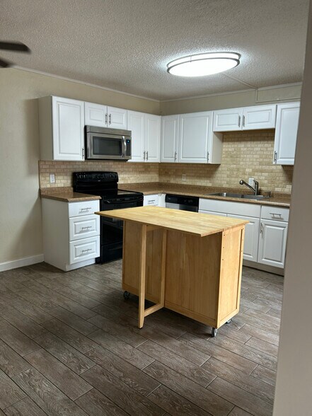 Primary Photo - 3824 Saxon Dr