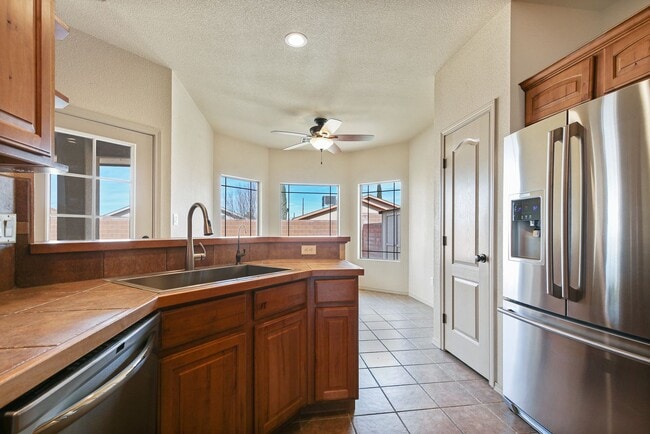 Building Photo - Spacious 4 Bedroom 2 Bath House near Restaurants