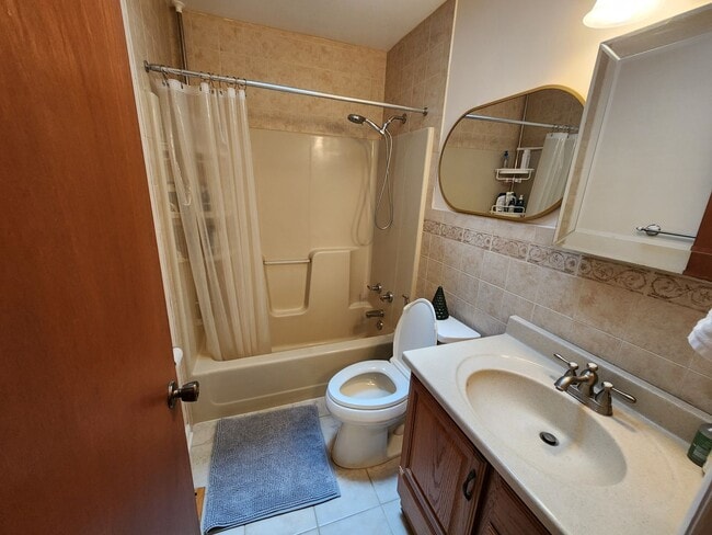 Building Photo - Beautiful 3-bedroom, 1.5-bathroom split-le...