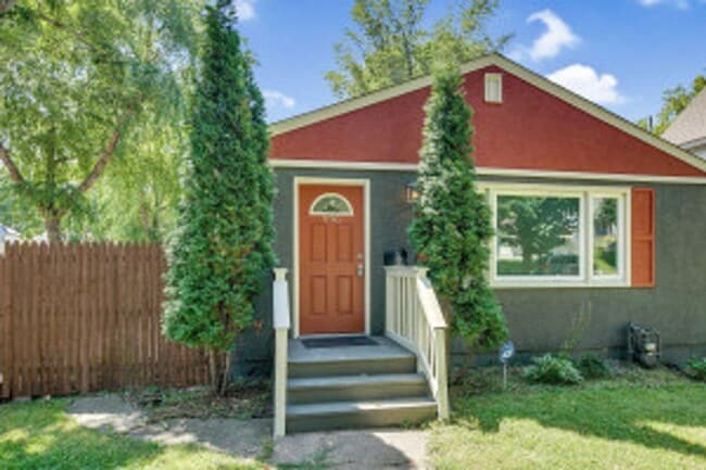 Building Photo - Large 5 Bed | 2 Bath House W/ Fenced Yard ...