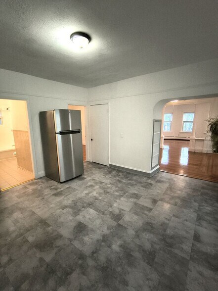 Building Photo - 823-825 Main Street