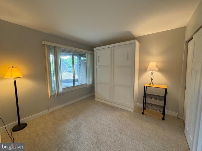 Building Photo - 1 President Point Dr