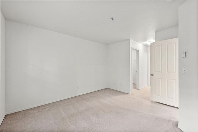 Building Photo - Charming 2 Bed Condo in DuPont | Fresh Pai...