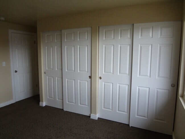 Building Photo - Beautiful Home with Nice Fenced Yard - 1 C...