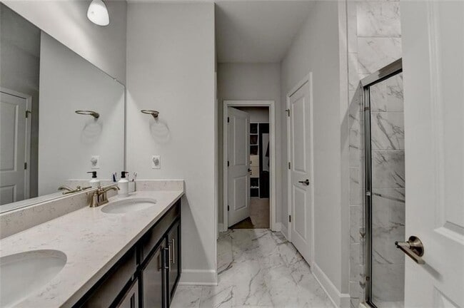 Building Photo - 811 Pineberry Ct