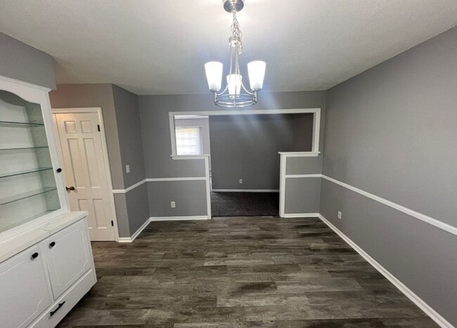 Building Photo - Renovated 2 Bed, 3 Bath Duplex with Finish...