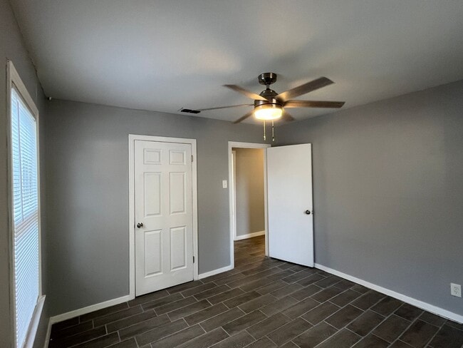 Building Photo - Four Bedroom Two Bath in Calallen School District!!