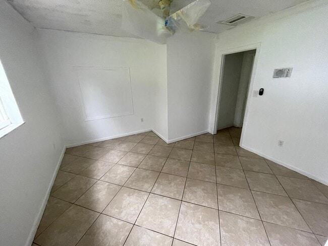 Building Photo - 1674 Louis Dr