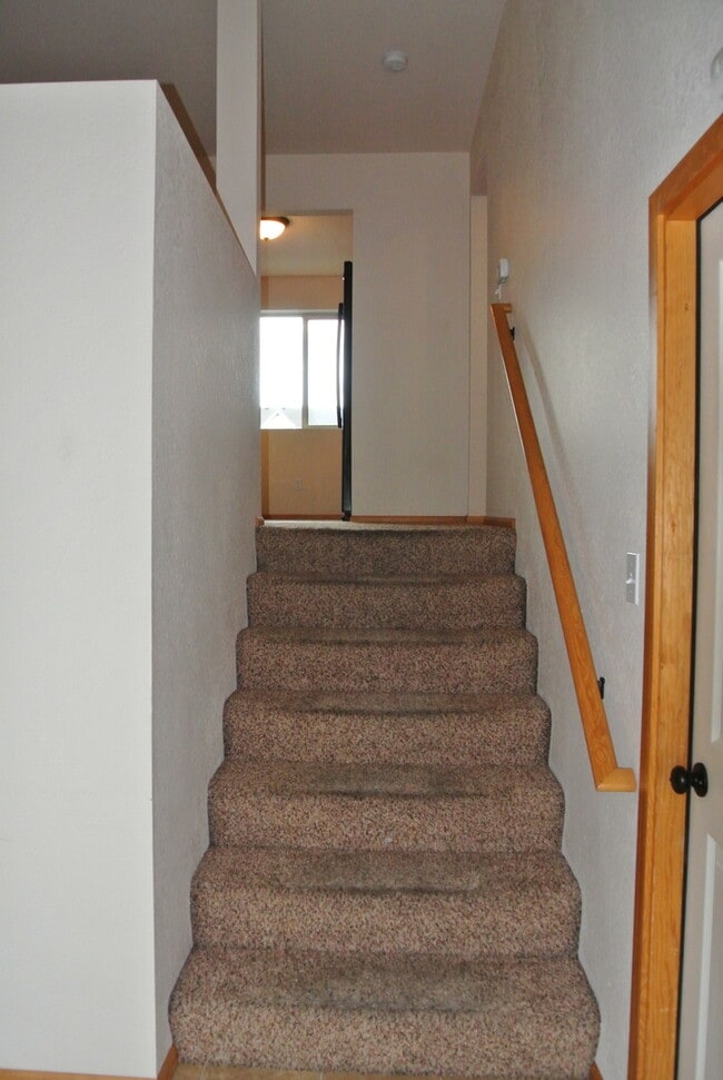 Building Photo - Corvallis Comfort & Convenience: Spacious 3-bedroom, 2.5 bath  Townhome
