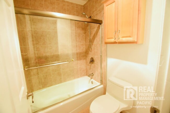 Building Photo - Bright & Spacious 1-Bedroom in Prime Oakla...