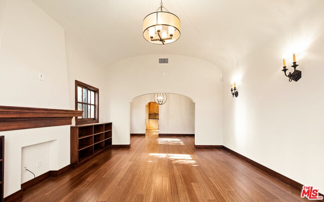 Building Photo - 637 N Alta Vista Blvd