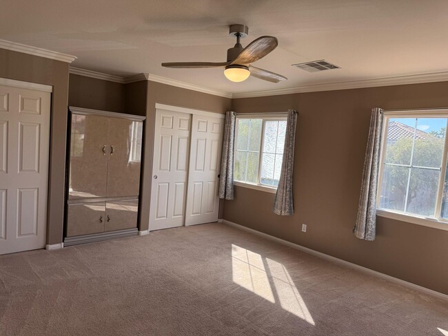 Building Photo - Beautiful Royal Highlands Home with stylish upgrades thoughhout!