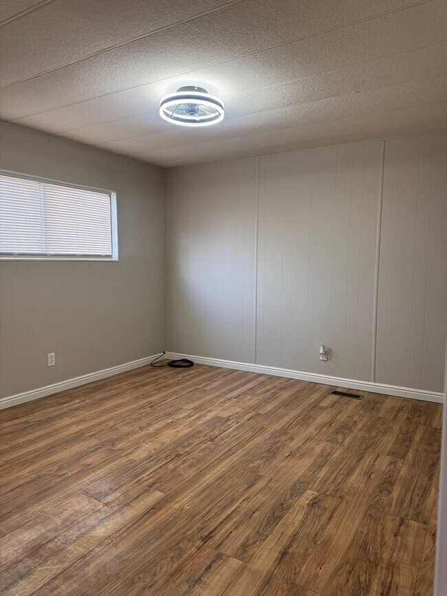 Building Photo - SALINA RENTALS - TRLR #3