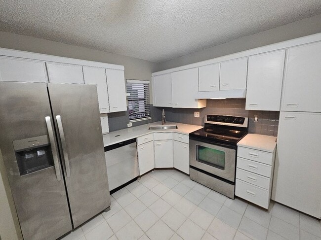 Building Photo - 1913 Carambola Cir S