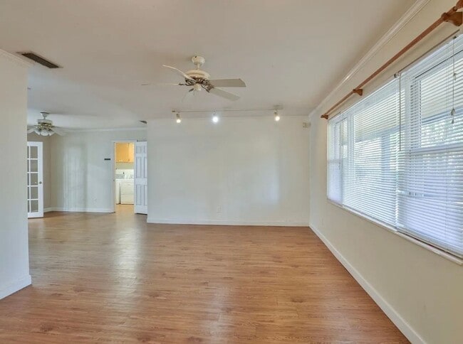 Building Photo - 4 Bed/3 Bath home located near Midtown!