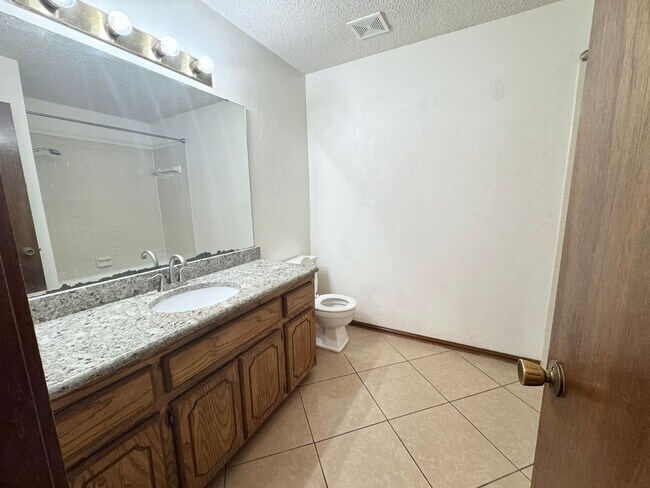 Building Photo - 3 Bed 2 bath!