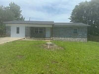 Building Photo - Newly remodoled!