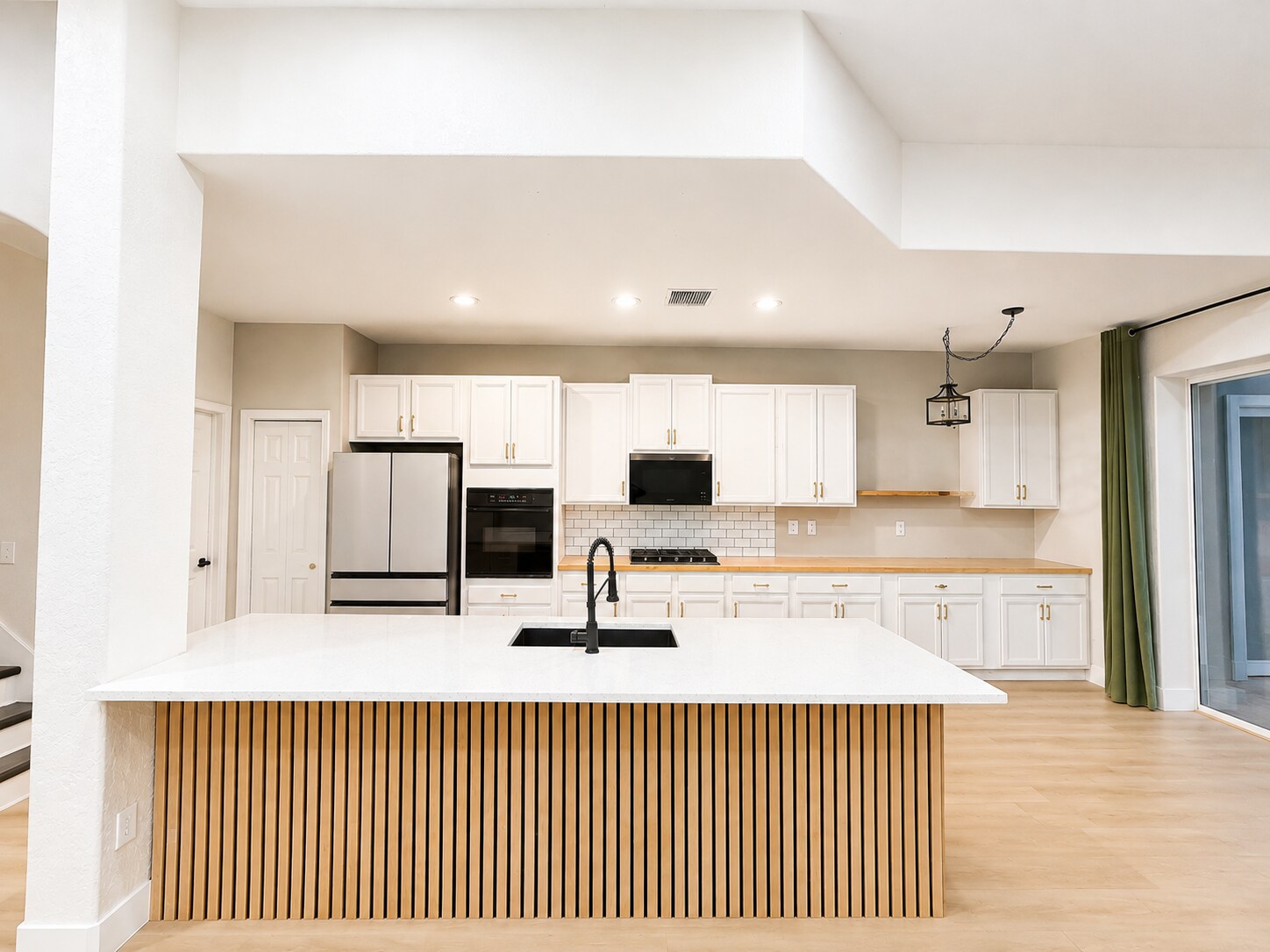 Building Photo - 10725 Banfield Dr