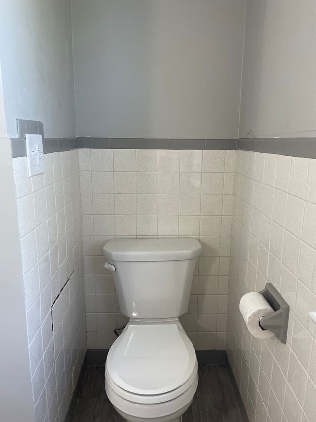 Building Photo - Charming NEWLY RENOVATED 2 Bedroom Apartme...