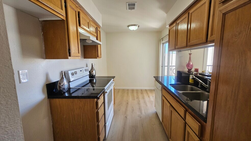 Building Photo - 7641 Reseda Blvd